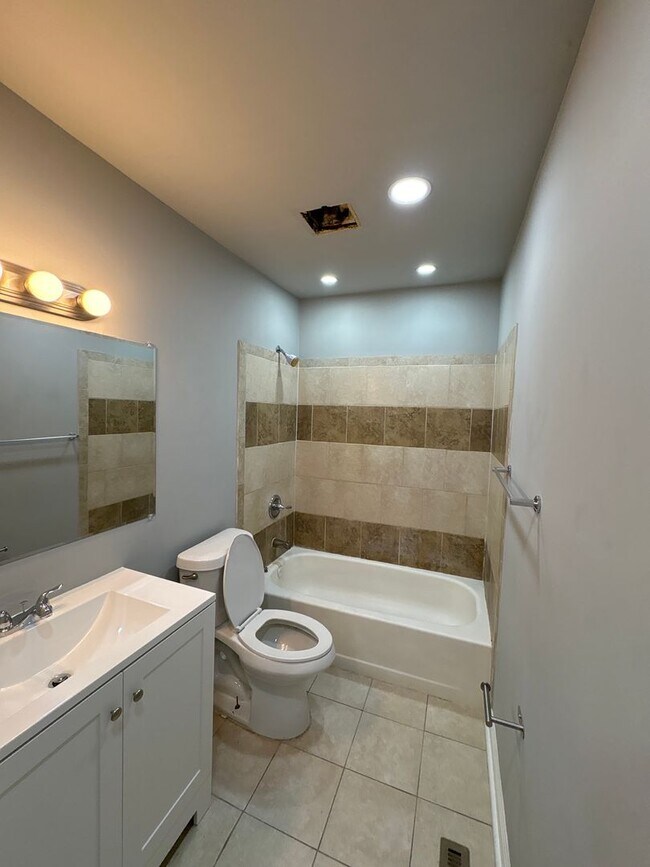 Building Photo - ** 3 BEDROOM TOWNHOME **