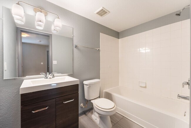 Building Photo - Beautifully Remodeled 2 bedroom Condo!