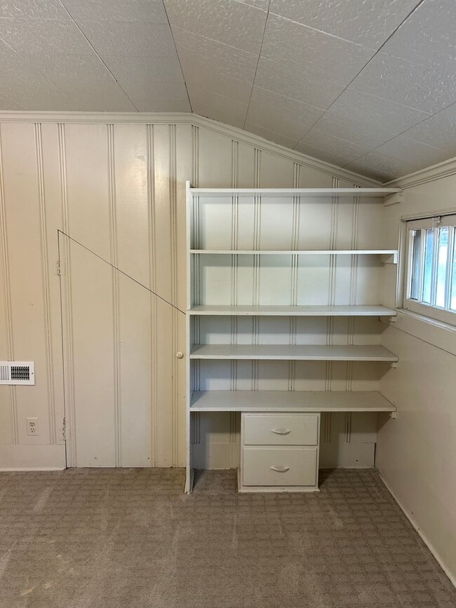 Building Photo - Charming 3-Bed Near UMKC – Hardwood Floors...