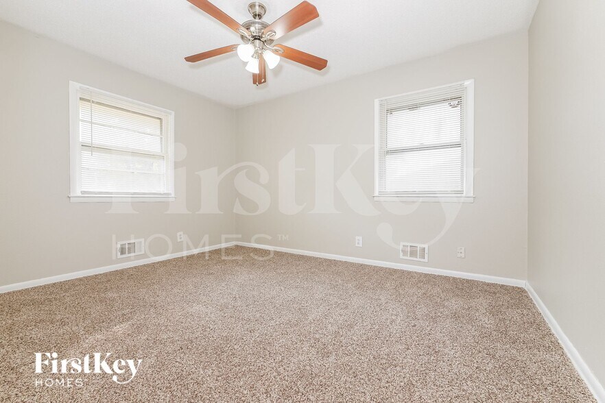 Building Photo - 9404 White Ave