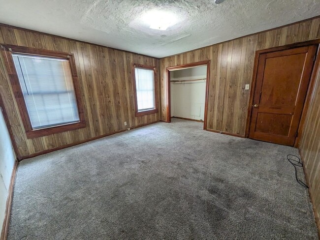 Building Photo - 3170 Roberts Ave