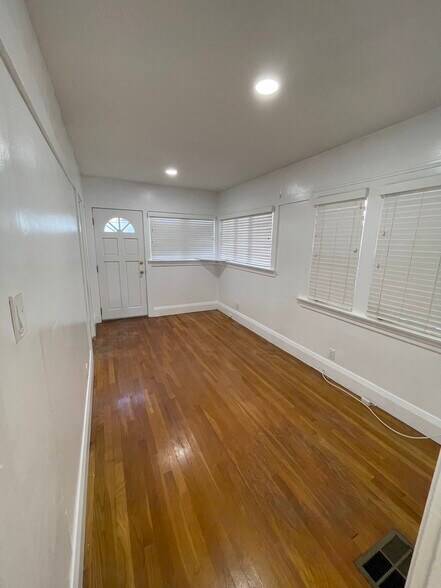 Building Photo - 508 S Catalina Ave