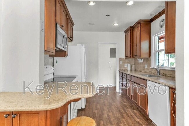 Building Photo - 362 800 E