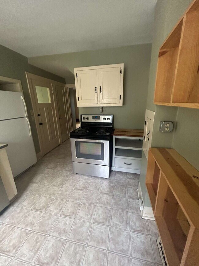 Building Photo - 4 Bedroom, 1.5 Bathroom - Available Now!
