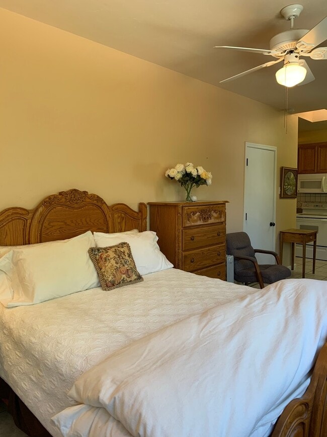 Building Photo - Studio