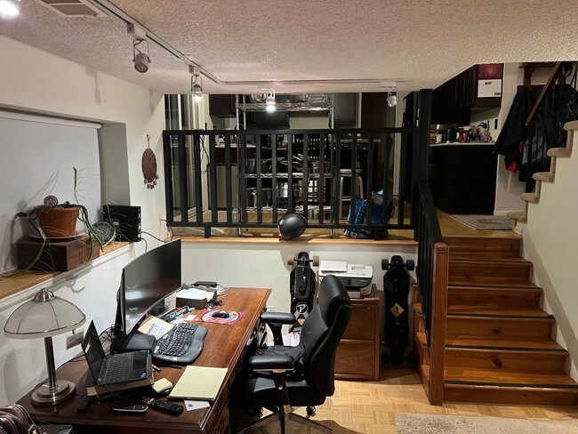 Building Photo - 5 Bedroom Home, Backs to Open Space, Walki...