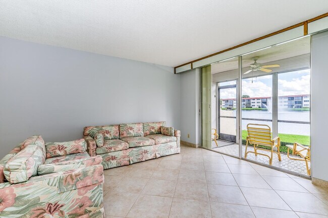 Building Photo - 9500 N Hollybrook Lake Dr