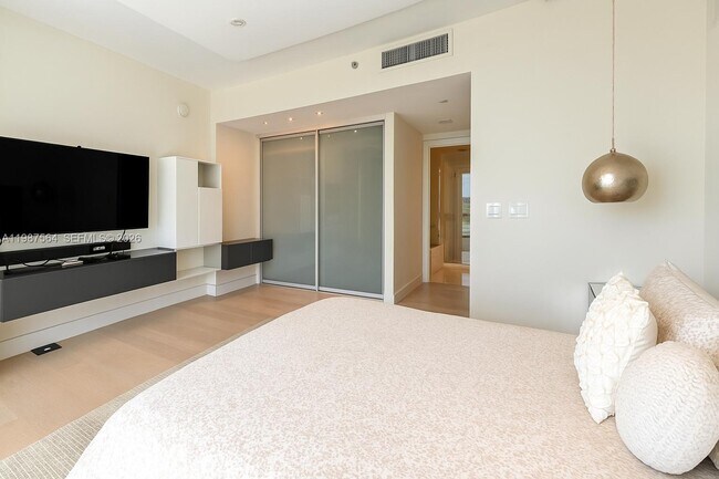 Building Photo - 17001 Collins Ave