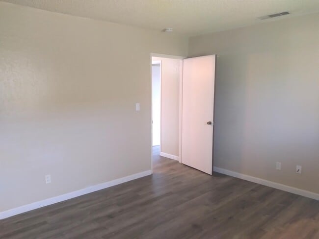 Building Photo - 4504 N Valentine Ave
