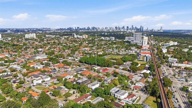 Building Photo - 2852 SW 32nd Ct