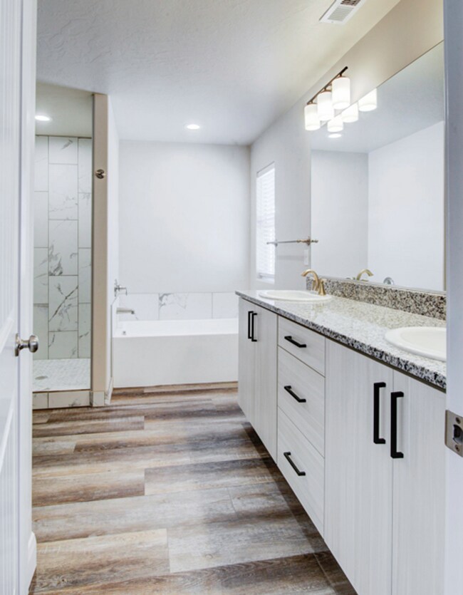 Building Photo - Brand new 3 bedroom, 2.5 bath townhome in Cedar City
