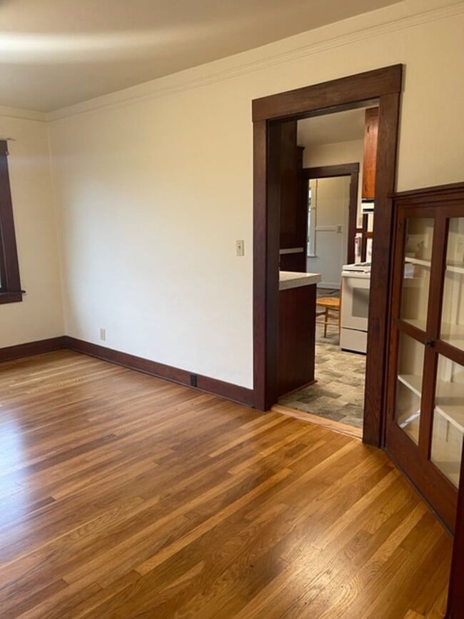 Building Photo - Spacious Craftsman Home