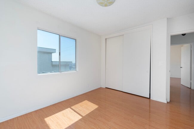 Building Photo - 911 W College St