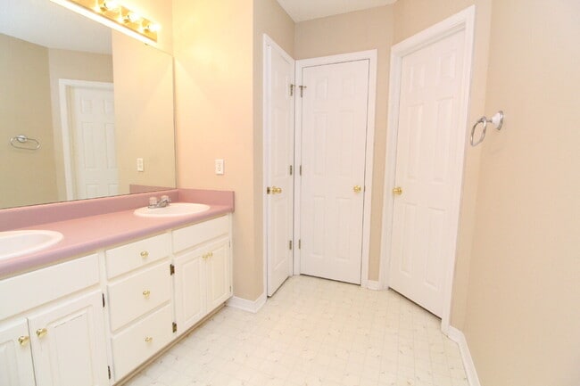 Building Photo - Spacious 3 Bedroom Home in Greystone – Nea...