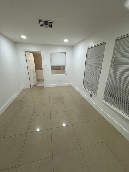 Living room - 228 NW 13th Ct