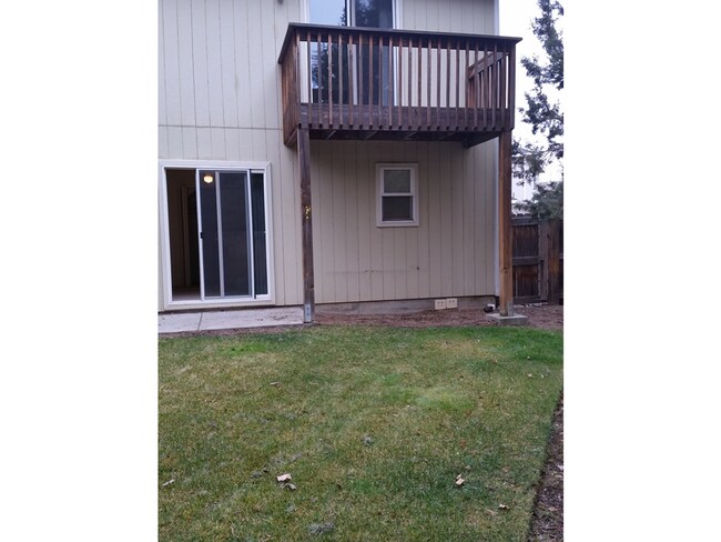 Building Photo - 2 Bed/2 Bath Apartment in NE Bend - Worthington Court