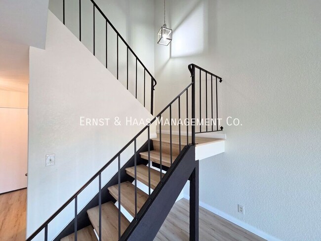 Building Photo - 1219 E Jay St