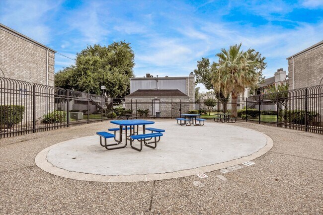 Building Photo - 6606 De Moss Dr