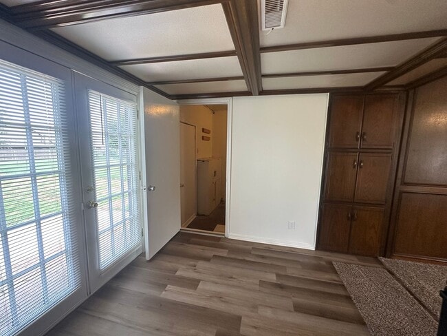 Building Photo - 3 bed, 1 bath, 1 car garage