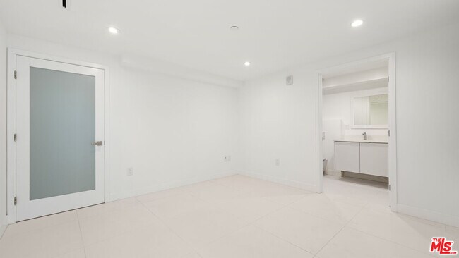 Building Photo - 621 Kings Rd