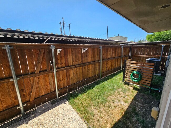 Building Photo - 2-bedroom, 2-bath condo in Gated community...
