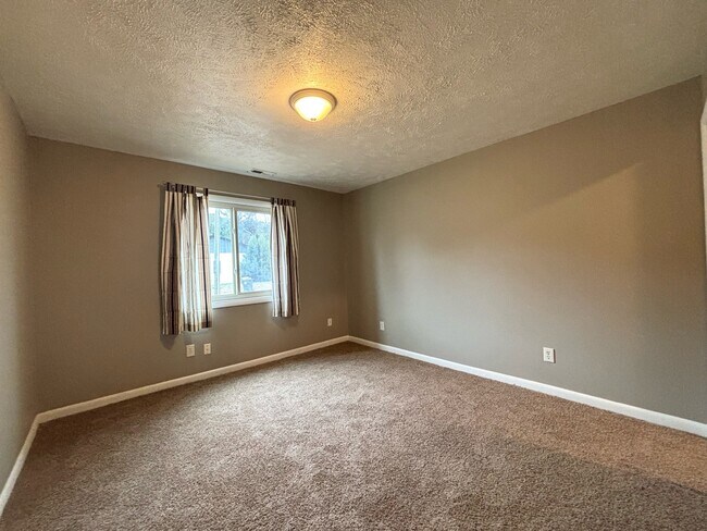 Building Photo - 1128 Southwood Dr