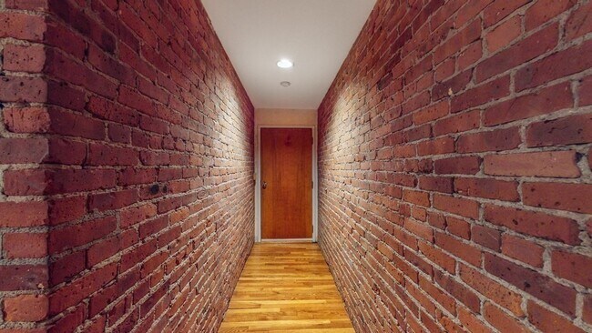 Building Photo - 84 Gainsborough St