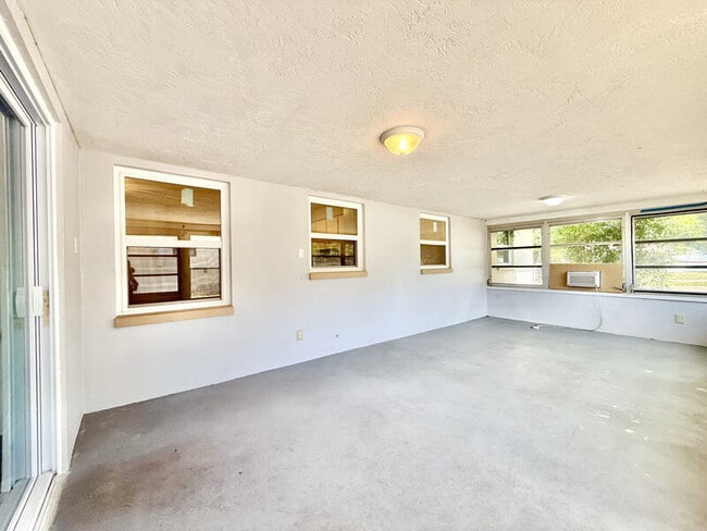 Building Photo - 1501 S Hillcrest Ave