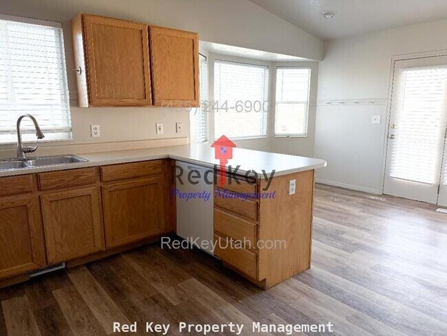 Building Photo - 790 N Single Family Home