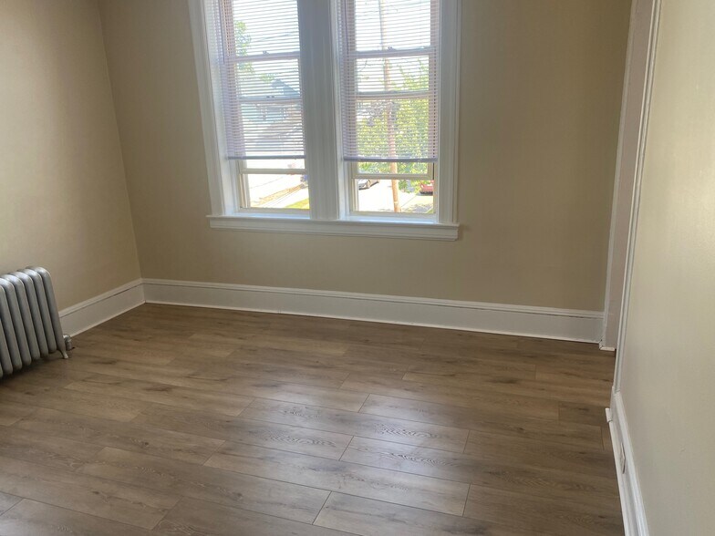Living Room - 544 Broad St