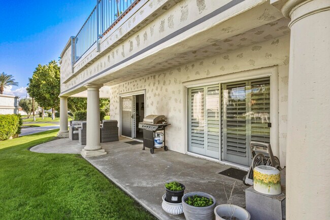 Building Photo - 289 Vista Royale Cir W