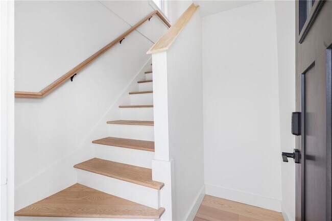 Building Photo - 7 Sheffield Ave