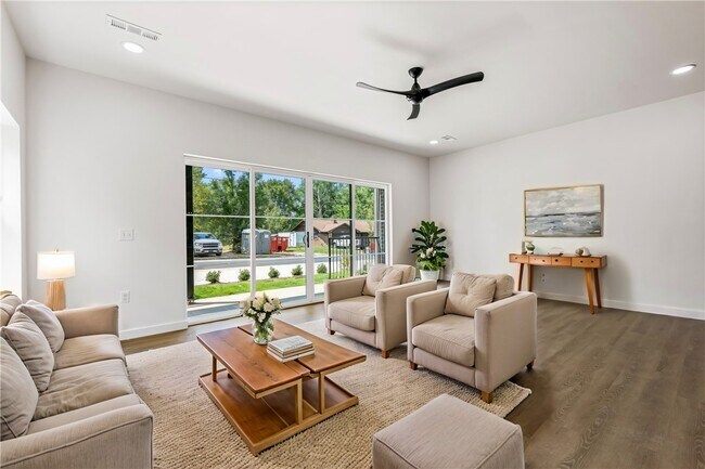 Building Photo - 947 SE 10th St