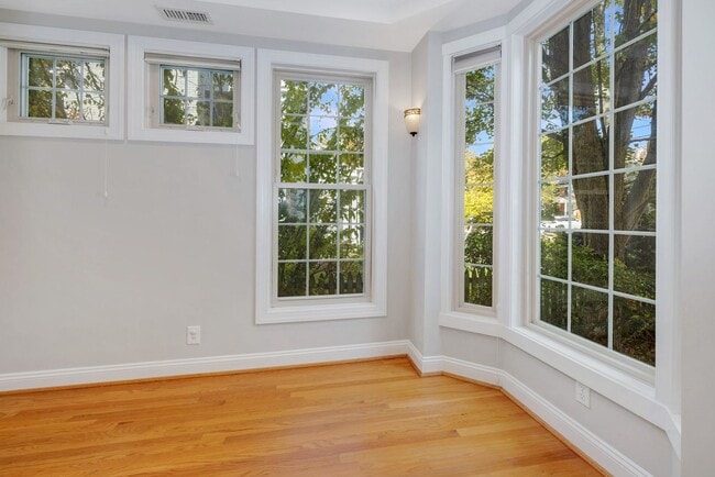 Building Photo - 4 Bed 4 Bath - Bethesda Expanded Colonial - One Car Garage