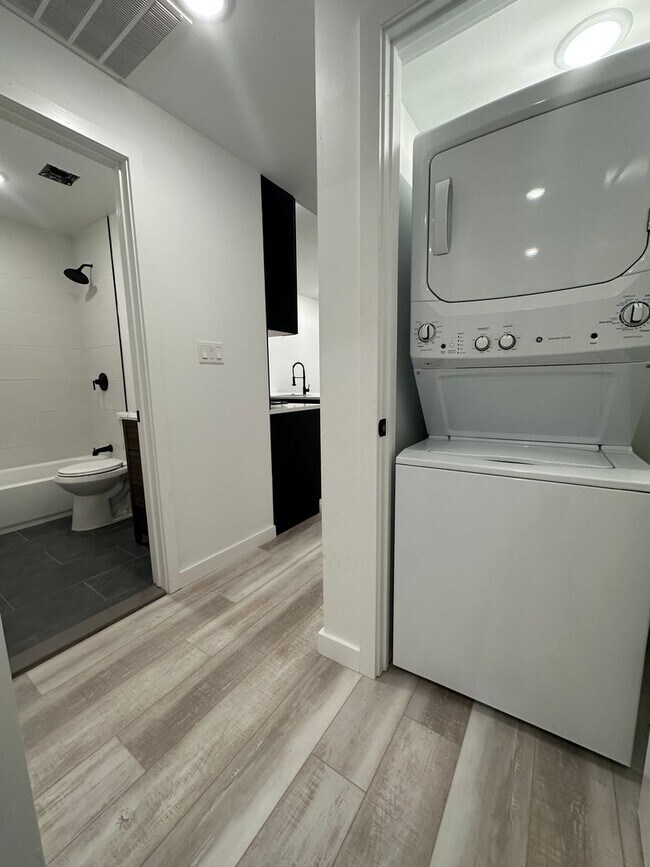 Building Photo - Modern & spacious 2Bedroom 1Bath Apartment