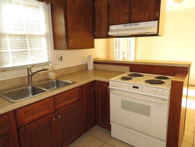 Building Photo - 3 bedroom, joined 1.5 bath ranch style home for rent