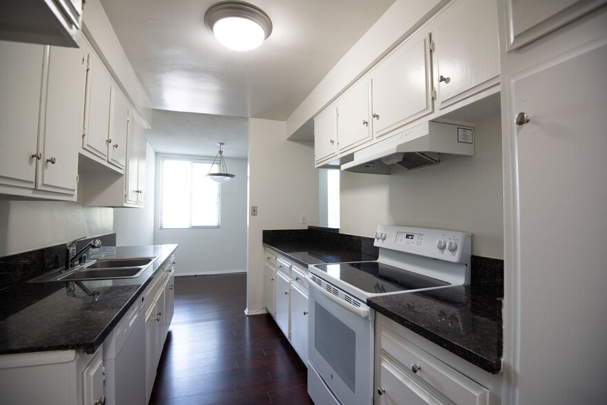 Building Photo - 5036 Coldwater Canyon Ave