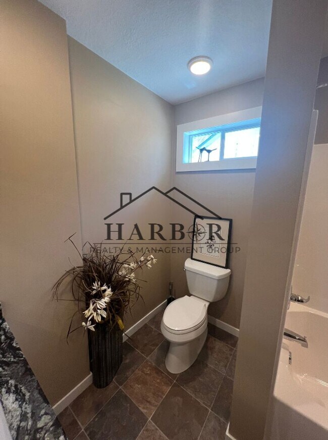 Building Photo - 807 1st Dr NW