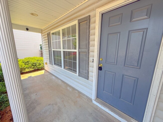 Building Photo - 3 Bedroom 2.5 Bath Single Family Home with Fenced Backyard!