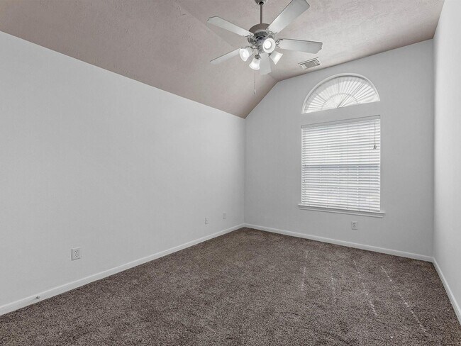 Building Photo - 25553 Oakhurst Forest Dr