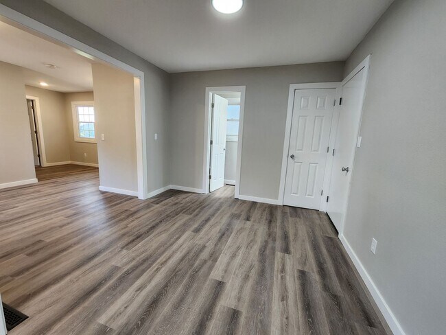 Building Photo - Spacious 4-Bedroom, 2.5-Bathroom Home AVAI...