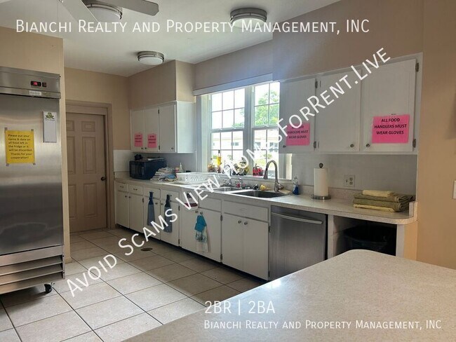 Building Photo - 1657 S Lake Ave