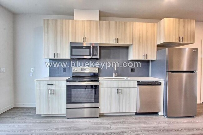 Building Photo - Cozy Studio near restaurants, shopping and...