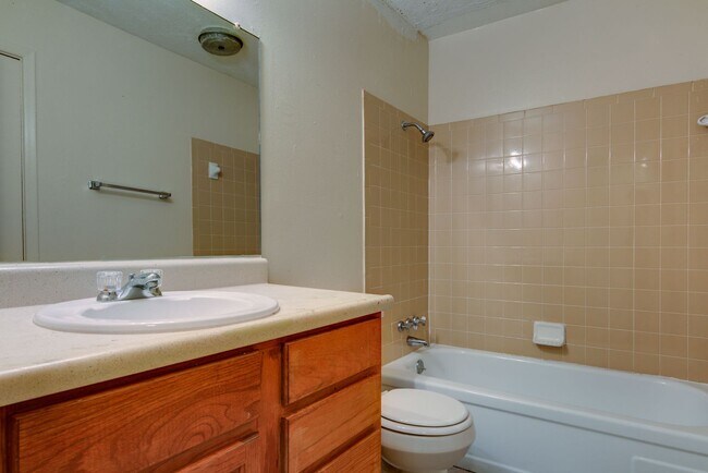 Building Photo - 2 Bedroom Apartment for Lease!