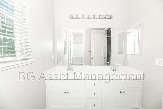 Building Photo - 3138 La Corona Dr