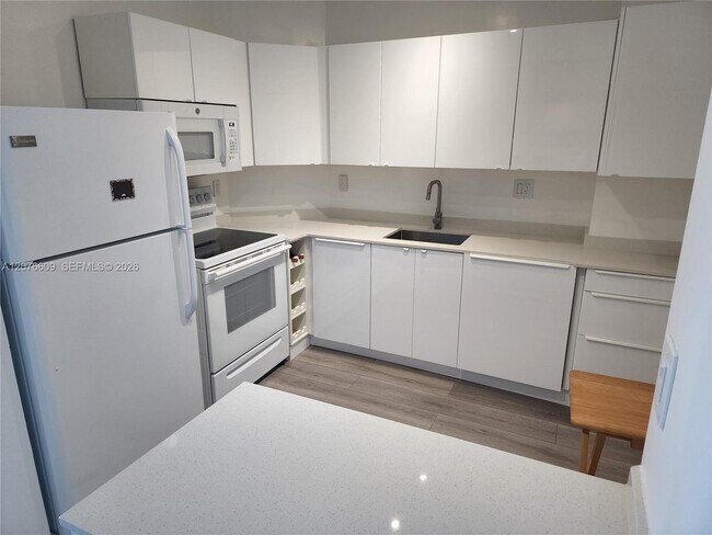 Building Photo - 300 Bayview Dr