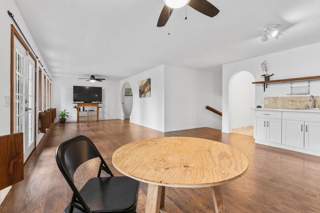 Building Photo - 3 Bedroom / 2.5 Bath Home with 20 Acres of...