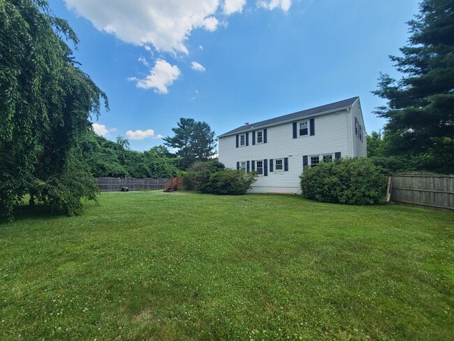 Building Photo - 2105 Hemlock Rd