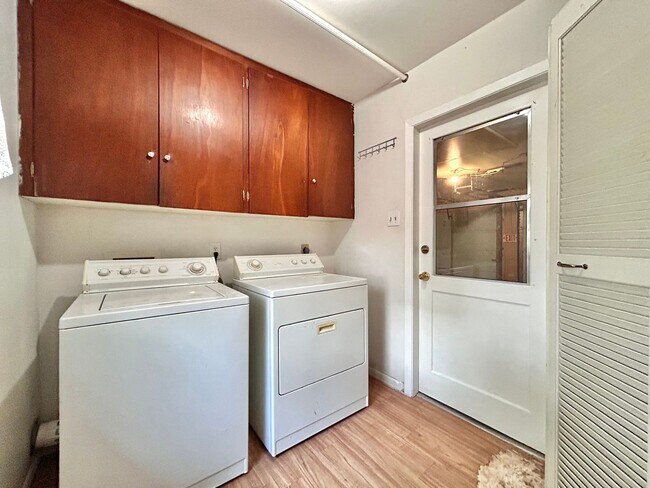 Building Photo - 3 Bed, 2 Bath Home – Fully Equipped & Move-In Ready!