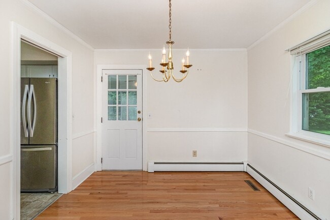 Building Photo - Coming Soon | $2,000/mo | Spacious Split-L...
